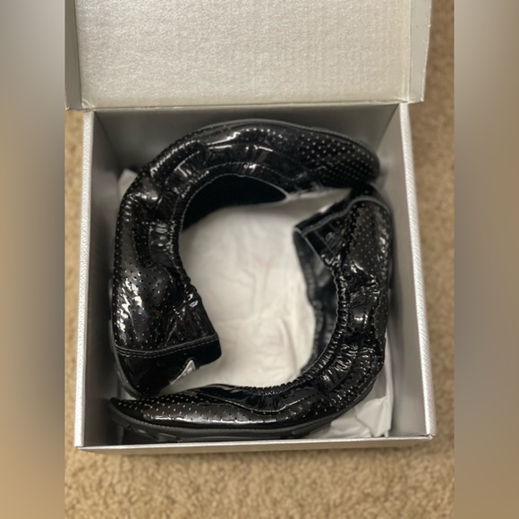 LIKE NEW Prada flats with original box, dust bag, and identification card - Picture 4 of 8